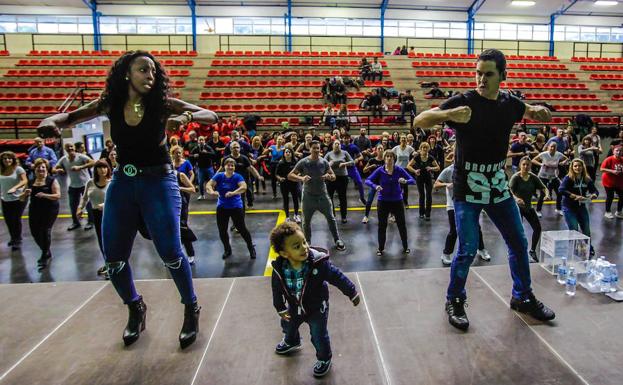 Decenas de personas han participado en el maratón de baile.