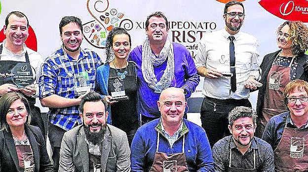 Foto de familia con los ganadores y el jurado del certamen.