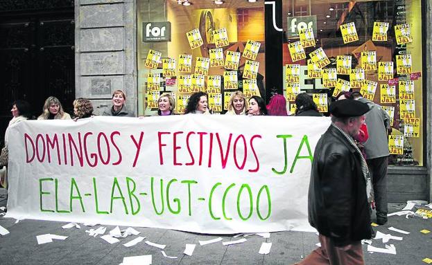 Sindicatos se concentran por el cierre en festivos en Gran Vía.