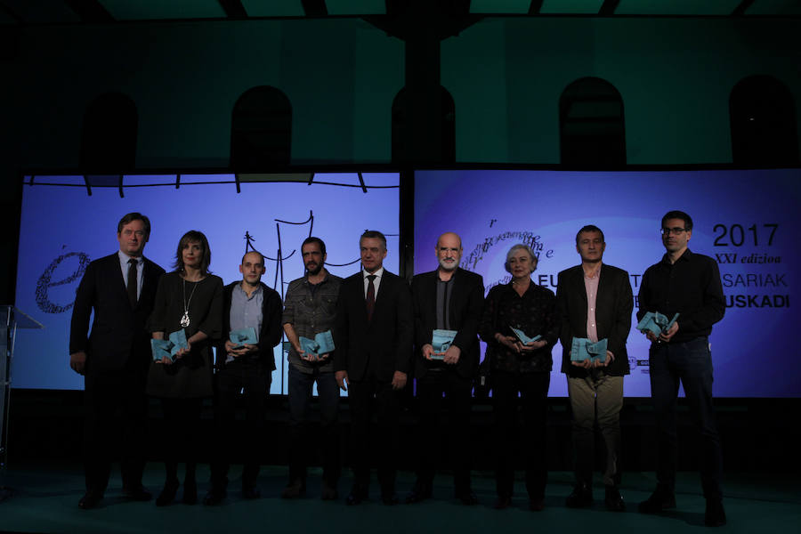 Los premiados de este año han sido: Arantxa Urretabizkaia, Asier Serrano, Fernando Aramburu, Leire Bilbao, Ander Izagirre, Mikel Valverde y Matías Múgica.