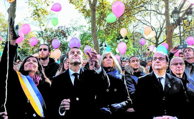 El presidente Emmanuel Macron recuerda a las víctimas junto a la alcaldesa de París, Anne Hidalgo, y el expresidente Hollande.