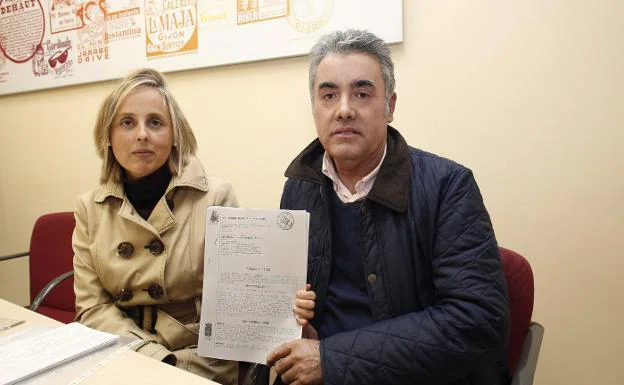 Marta Antuña y Agustín Vara, con la sentencia. 