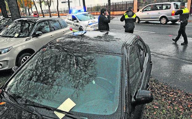 Agentes locales, tras una llamada ciudadana, multan coches «mal aparcados» en Artapadura.