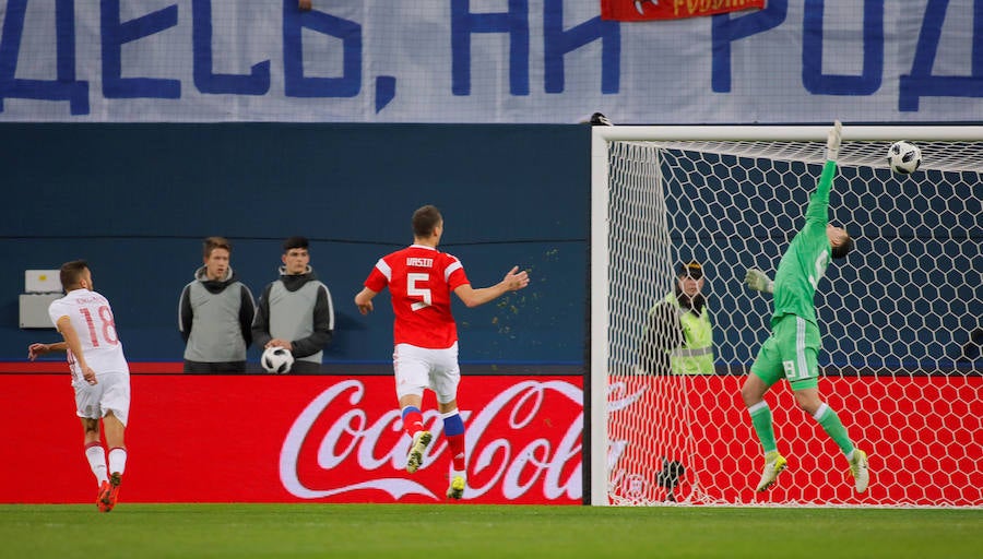 La selección española empató ante Rusia (3-3) en el amistoso disputado en la ciudad de San Petersburgo. Jordi Alba abrió la lata de cabeza y Sergio Ramos anotó dos polémicas penas máximas para los de Lopetegui. Aleksey Miranchuk y Smolov, en dos ocasiones, dieron el empate a los locales.