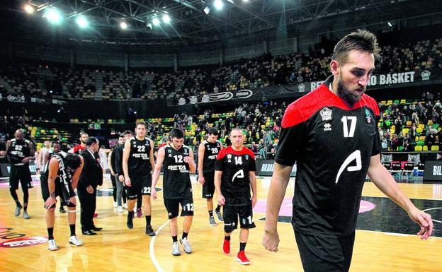 Los hombres de negro se retiran abatidos después de la derrota de anoche contra el Lietuvos Rytas en el Bilbao Arena.