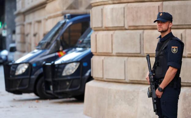 Un agente de la Policía Nacional en Barcelona.