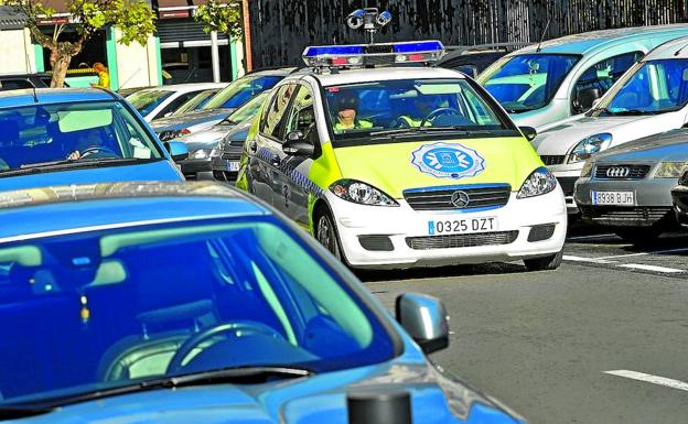 El ‘multacar’ circula por la calle Koldo Mitxelena, frente al colegio Marianistas. 