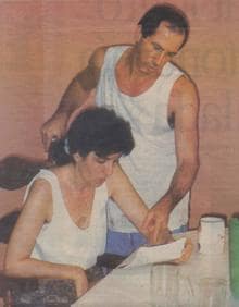 Imagen secundaria 2 - Imágenes de archivo de 'Carmen' con el brazo vendado tras la muerte de 'Txomin' en Argelia, en su entrega en España y junto con 'Makario' en la República Dominicana.