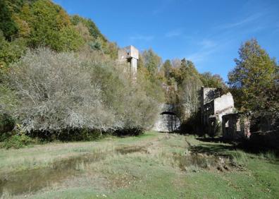 Imagen secundaria 1 - Antigua vías del tren, boca de entrada al túnel de la Engaña y cabañas pasiegas.