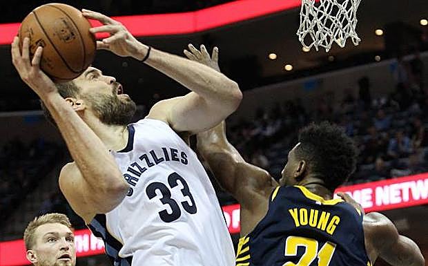 Marc Gasol lanza a canasta durante el partido. 