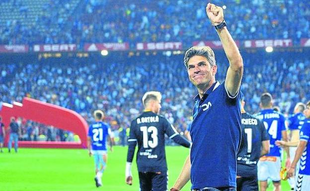 El técnico argentino, en primer plano, tras la derrota en la final de Copa ante el Barcelona que supuso su último partido como entrenador del Alavés.