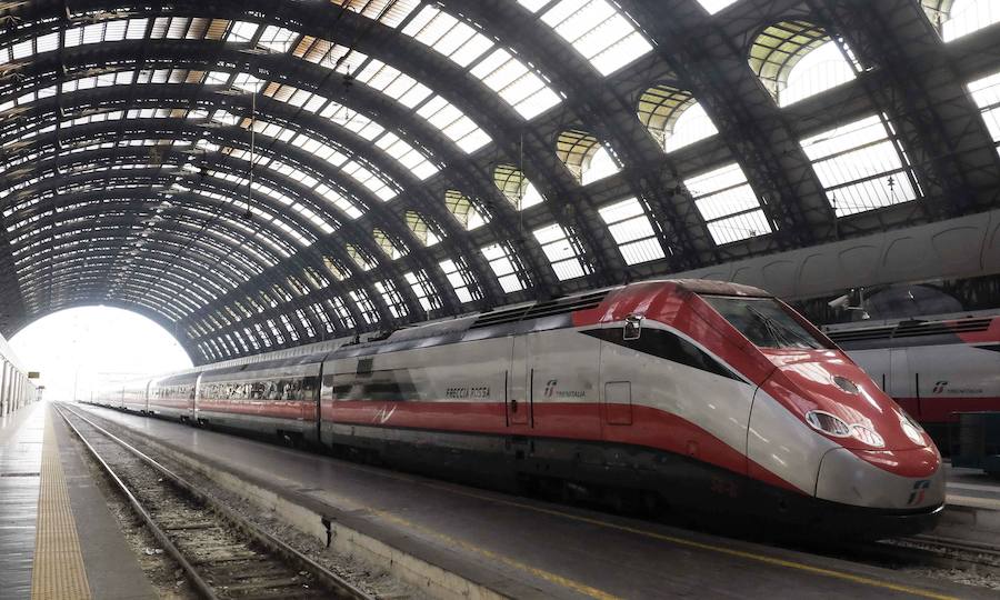 Estación Central (MIlán). Las cúpulas de acero y cristal acogen un total de 24 plataformas para ferrocarriles. La bóveda tiene una altura de 72 metros.