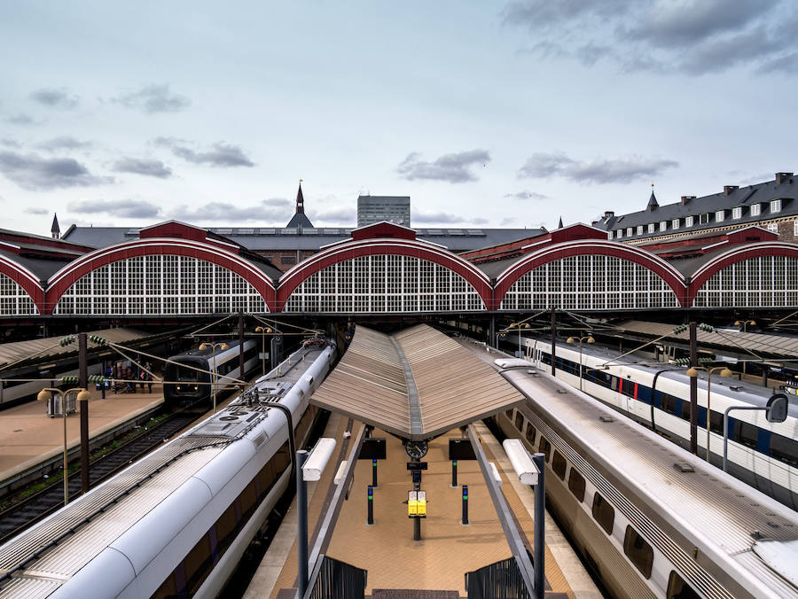 Estación Central (Copenhague). Operativa desde 1911, es la terminal más grande de Dinamarca con 7 plataformas y 13 vías. El vestíbulo acoge tiendas y restaurantes. 