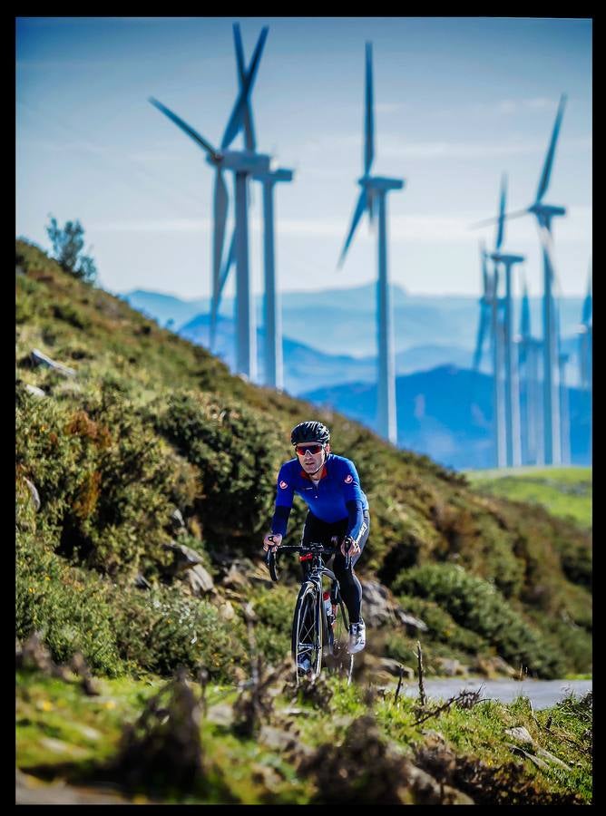 Acompañamos a cuatro ciclistas hasta la cima de Oiz, final de etapa en la ronda de 2018