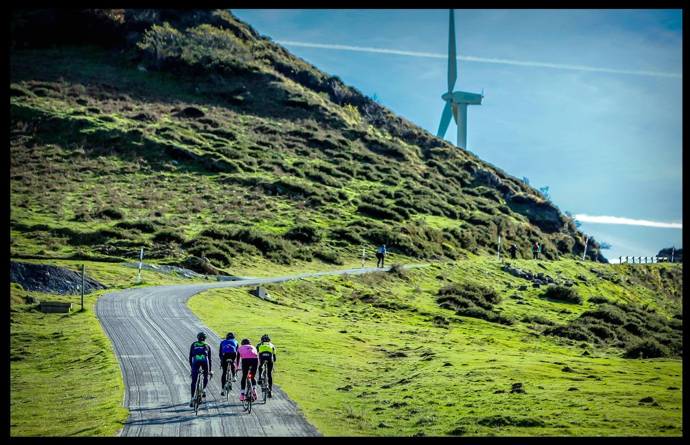 Acompañamos a cuatro ciclistas hasta la cima de Oiz, final de etapa en la ronda de 2018