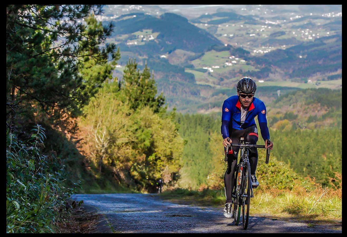 Acompañamos a cuatro ciclistas hasta la cima de Oiz, final de etapa en la ronda de 2018