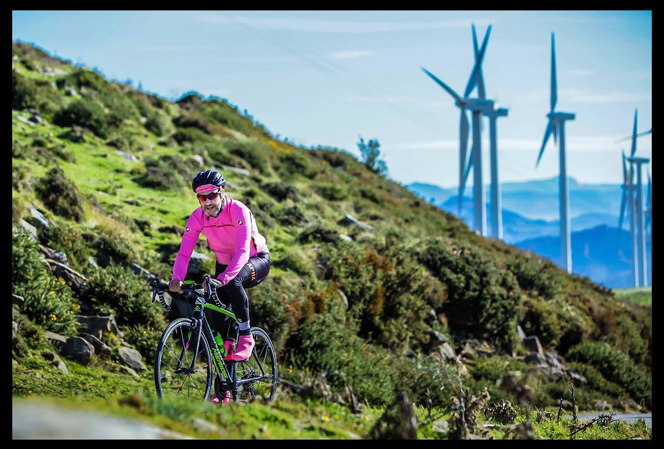 Acompañamos a cuatro ciclistas hasta la cima de Oiz, final de etapa en la ronda de 2018