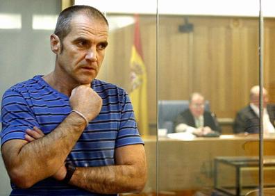 Imagen secundaria 1 - Evelyn Glenholmes en unos incidentes registrados en Dublín en 1984. En las otras dos imágenes, el dirigente de ETA 'Kantauri' -con camiseta azul- y Mikel Zubimendo.