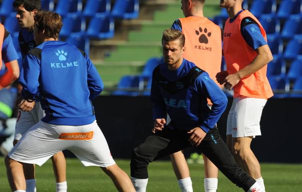 Los jugadores del Alavés calientan sobre el césped del Coliseum Alfonso Pérez.