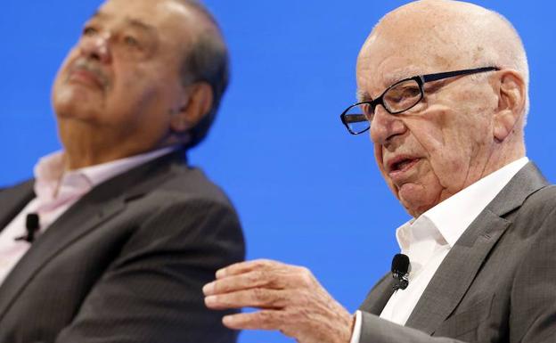 Rupert Murdoch, presidente ejecutivo de News Cops y 21st Century Fox, junto a Carlos Slim. 