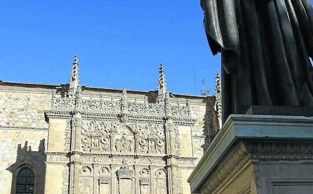 La rana escondida. Varios turistas admiran el pórtico plateresco de la Universidad de Salamanca. 