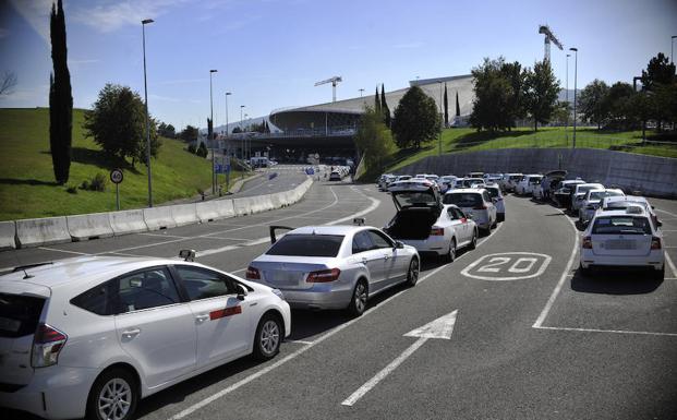 Taxistas del aeropuerto esperan su turno para coger a clientes en la terminal diseñada por Santiago Calatrava. 