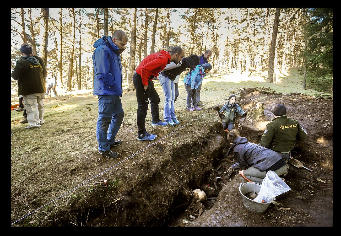 Al proceder ayer la exhumación de uno de los cuerpos, localizado en una prospección rutinaria, han aparecido cuatro cadáveres más, presumiblemente, integrantes de un batallón comunista que «murieron en combate»