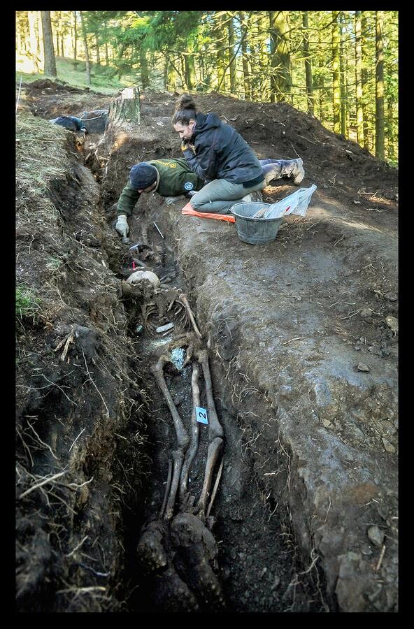 Al proceder ayer la exhumación de uno de los cuerpos, localizado en una prospección rutinaria, han aparecido cuatro cadáveres más, presumiblemente, integrantes de un batallón comunista que «murieron en combate»