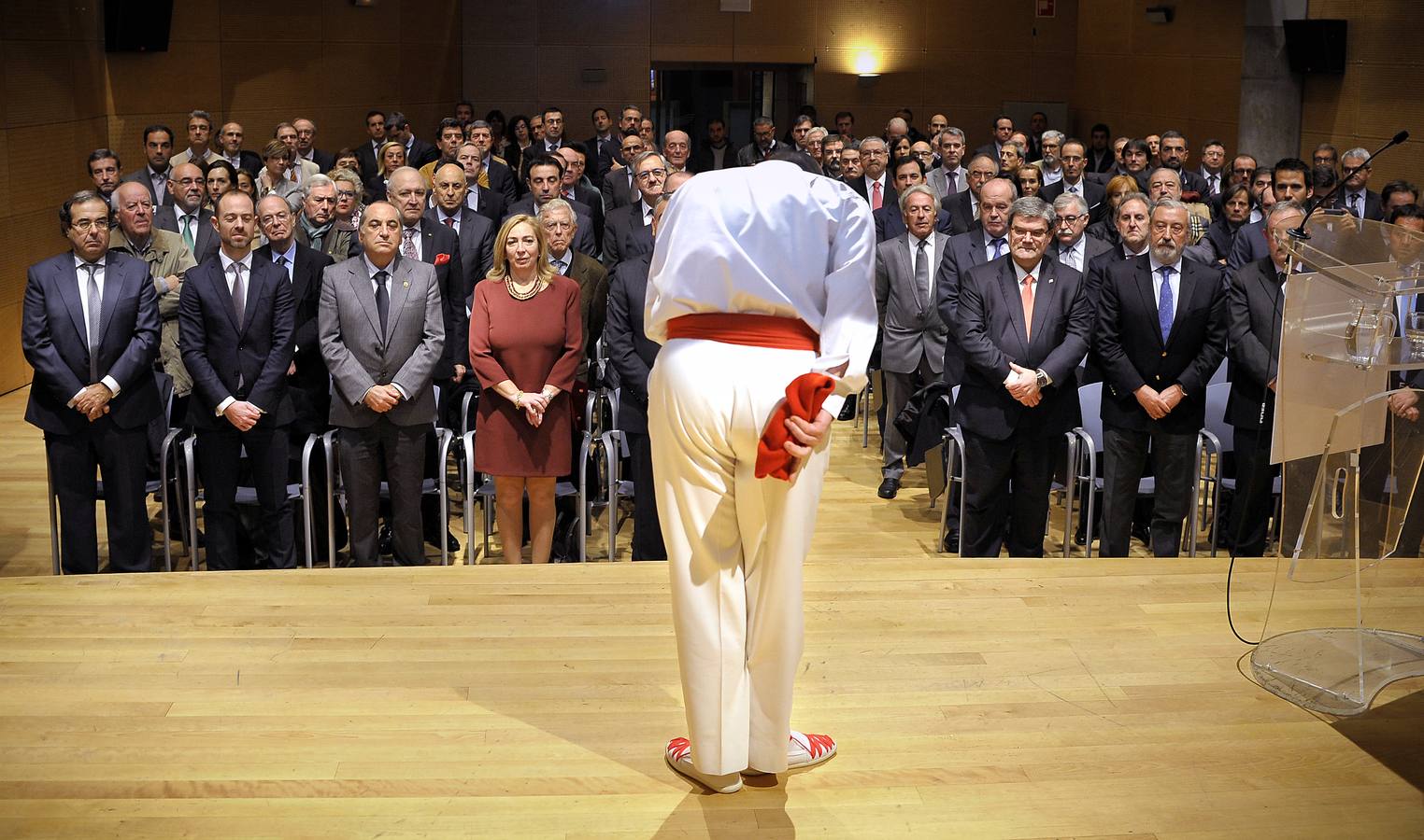 Un dantzari ha bailado un aurresku en el acto conmemorativo.