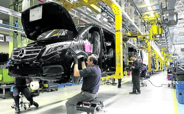 Operarios de Mercedes Benz en Vitoria, en plena cadena de montaje. 