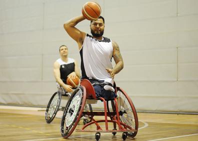 Imagen secundaria 1 - El militar manipula un lanzagranadas antes de caer herido. Abajo, en la cancha y con sus hijos Jorge y Josué. 