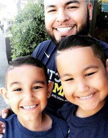 Imagen secundaria 2 - El militar manipula un lanzagranadas antes de caer herido. Abajo, en la cancha y con sus hijos Jorge y Josué. 