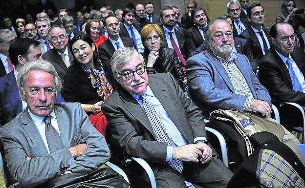 Imagen principal - Arriba, Maturana, Pedro Hernández, Patxi Ormazabal y Ricardo Barainka. Abajo a la izquierda, Manuel Docampo, expresidente del Puerto, con Jon Azua. Abajo a la derecha, Rodolfo Ares y José Alberto Pradera.