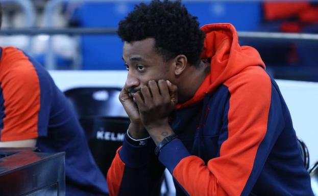 McRae, en el banco, durante el partido ante el Joventut. 