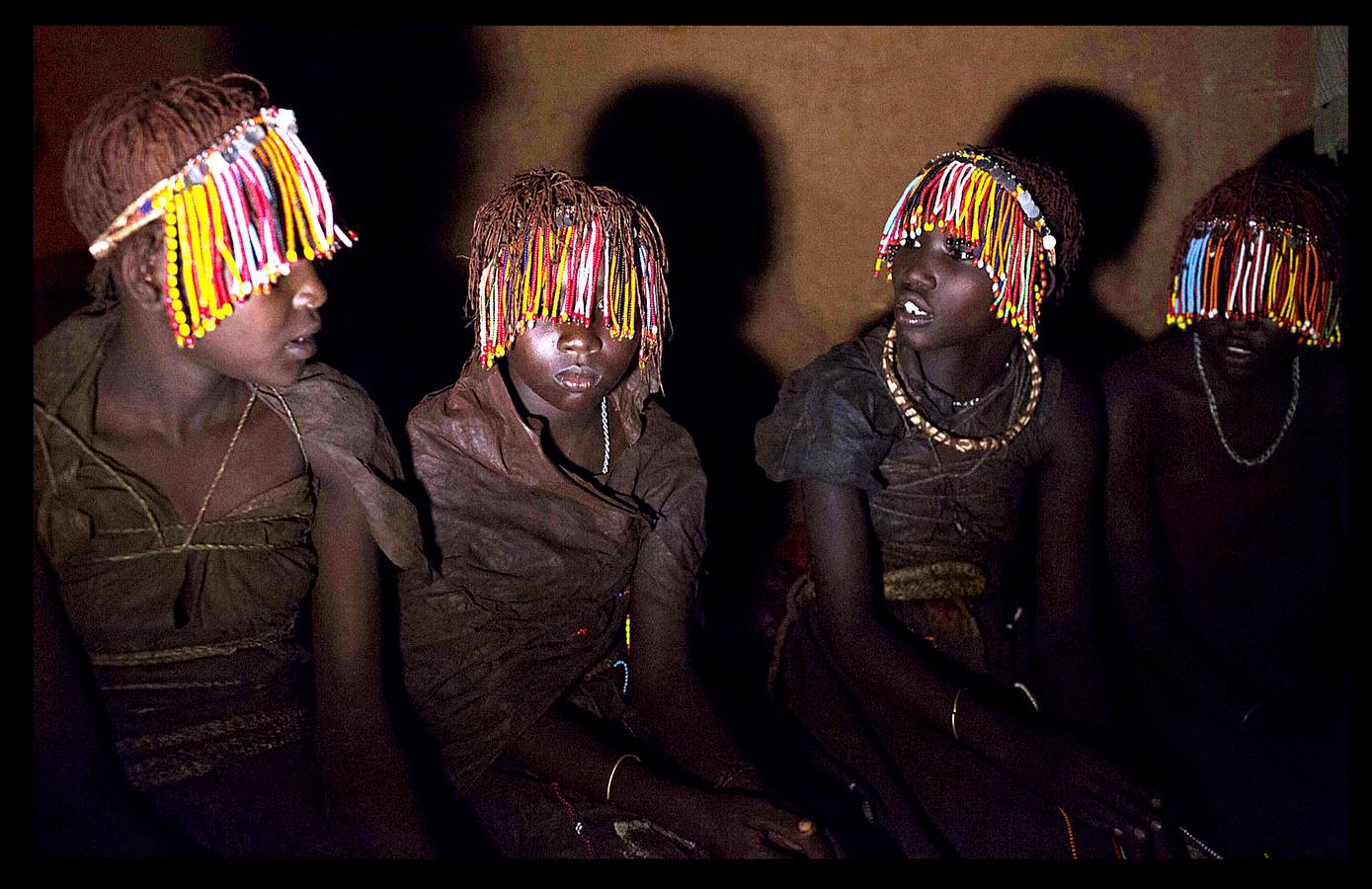 Una joven de Kenya de la tribu Pokot en el momento en el que su familia le vende para que se case con un hombre como parte de la tracidional ceremonia. En la tribu, las jóvenes son vendidas por sus padres por 20 cabras, tres camellos y 10 vacas. Muchas de las chicas no saben que han sido vendidas hasta que sus maridos vienen a por ellas.