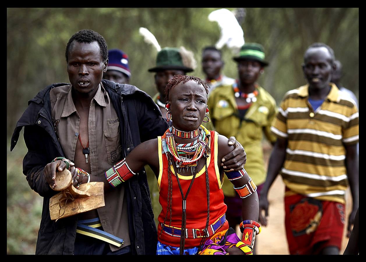 Una joven de Kenya de la tribu Pokot en el momento en el que su familia le vende para que se case con un hombre como parte de la tracidional ceremonia. En la tribu, las jóvenes son vendidas por sus padres por 20 cabras, tres camellos y 10 vacas. Muchas de las chicas no saben que han sido vendidas hasta que sus maridos vienen a por ellas.