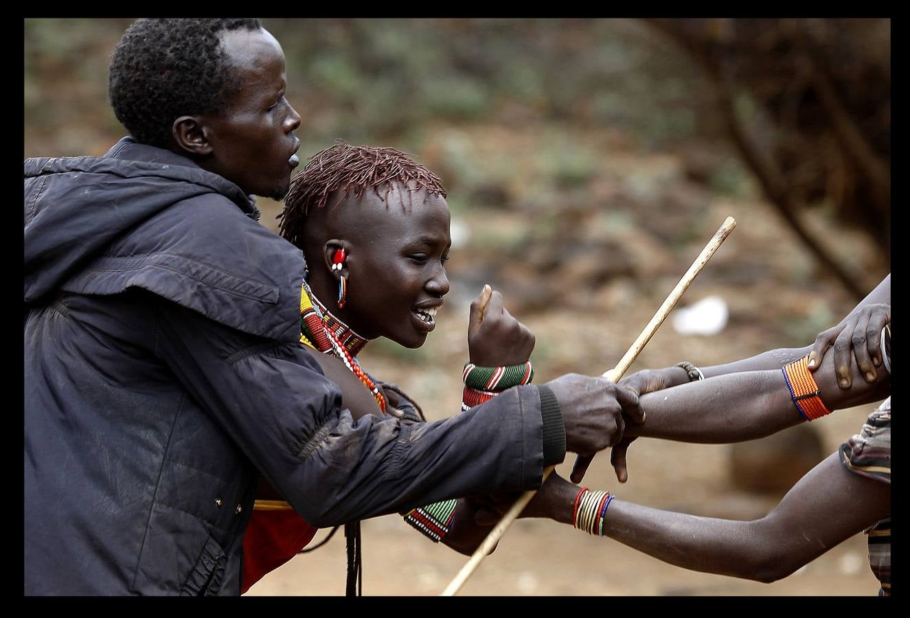 Una joven de Kenya de la tribu Pokot en el momento en el que su familia le vende para que se case con un hombre como parte de la tracidional ceremonia. En la tribu, las jóvenes son vendidas por sus padres por 20 cabras, tres camellos y 10 vacas. Muchas de las chicas no saben que han sido vendidas hasta que sus maridos vienen a por ellas.