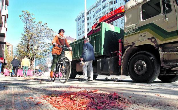 Una ciclista circula junto a uno de los alcorques de los cinco ejemplares de plátano que se talaron. 