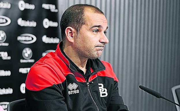 Carles Duran sigue con su trabajo diario sabiendo que el club le busca un sustituto.