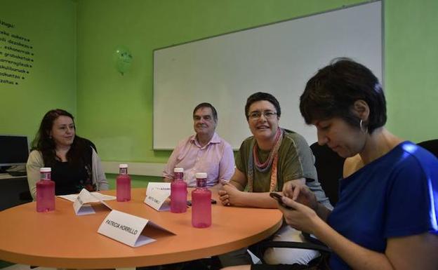 Un grupo de personas participan en Etxebarri en un taller para aprender a incorporar la historia de mujeres a la Wikipedia.