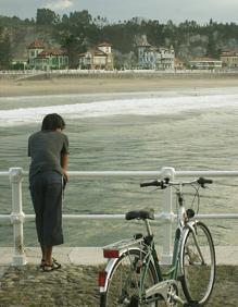 Imagen secundaria 2 - Dos vistas del Paseo de la Grúa en Ribadesella.