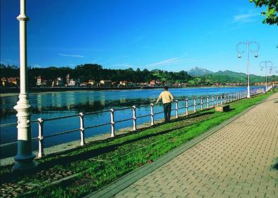Imagen secundaria 1 - Dos vistas del Paseo de la Grúa en Ribadesella.