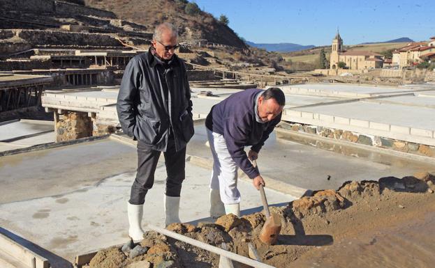 Mauro Agnoletti recibe explicaciones en las salinas de Añana. 