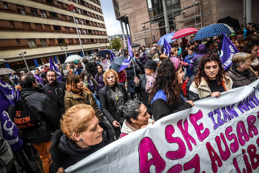 Decenas de personas participan en las concentraciones organizadas en Biizkaia contra las agresiones hacia las mujeres