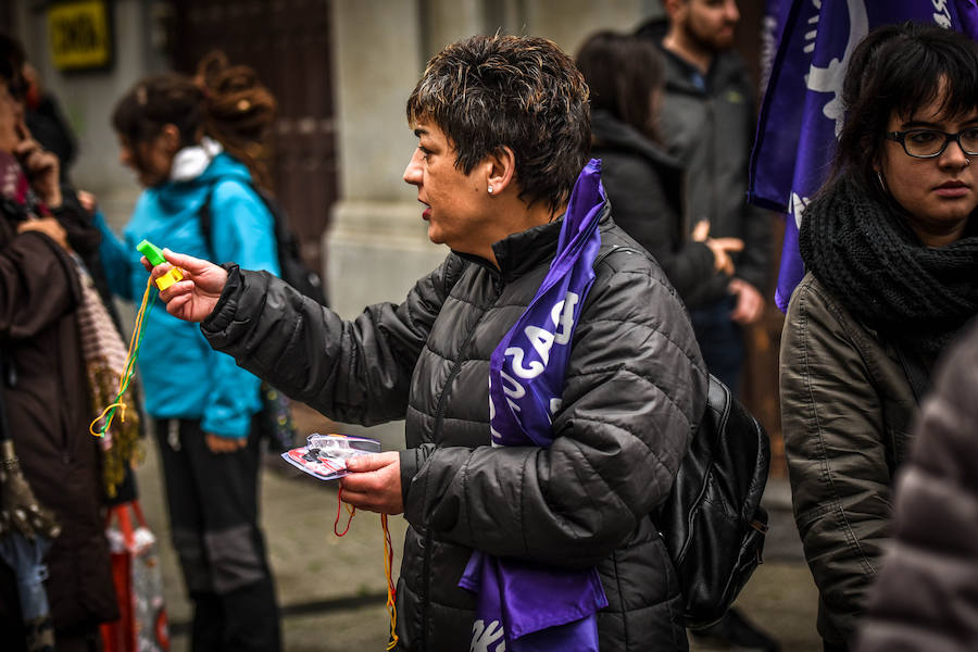 Decenas de personas participan en las concentraciones organizadas en Biizkaia contra las agresiones hacia las mujeres