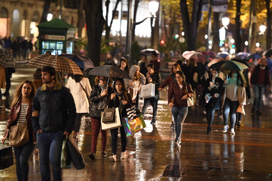 La lluvia no ha sido impedimento para que los bilbaínos aprovecharan los descuentos.