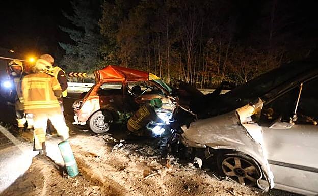 Imagen del brutal accidente, en el que se han visto implicados dos vehículos.
