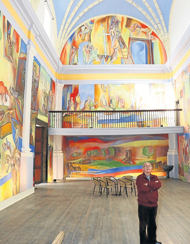 El pintor Xabier Egaña, hace dos semanas en el interior de la iglesia.