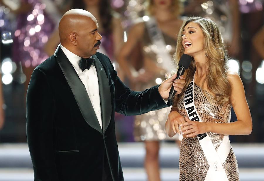 La modelo de 22 años vence a la colombiana Laura González y la jamaicana Davina Bennet en el certamen de  Miss Universo 2017 .