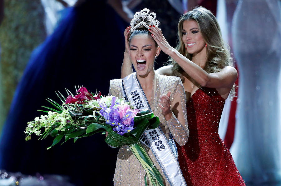 La modelo de 22 años vence a la colombiana Laura González y la jamaicana Davina Bennet en el certamen de  Miss Universo 2017 .